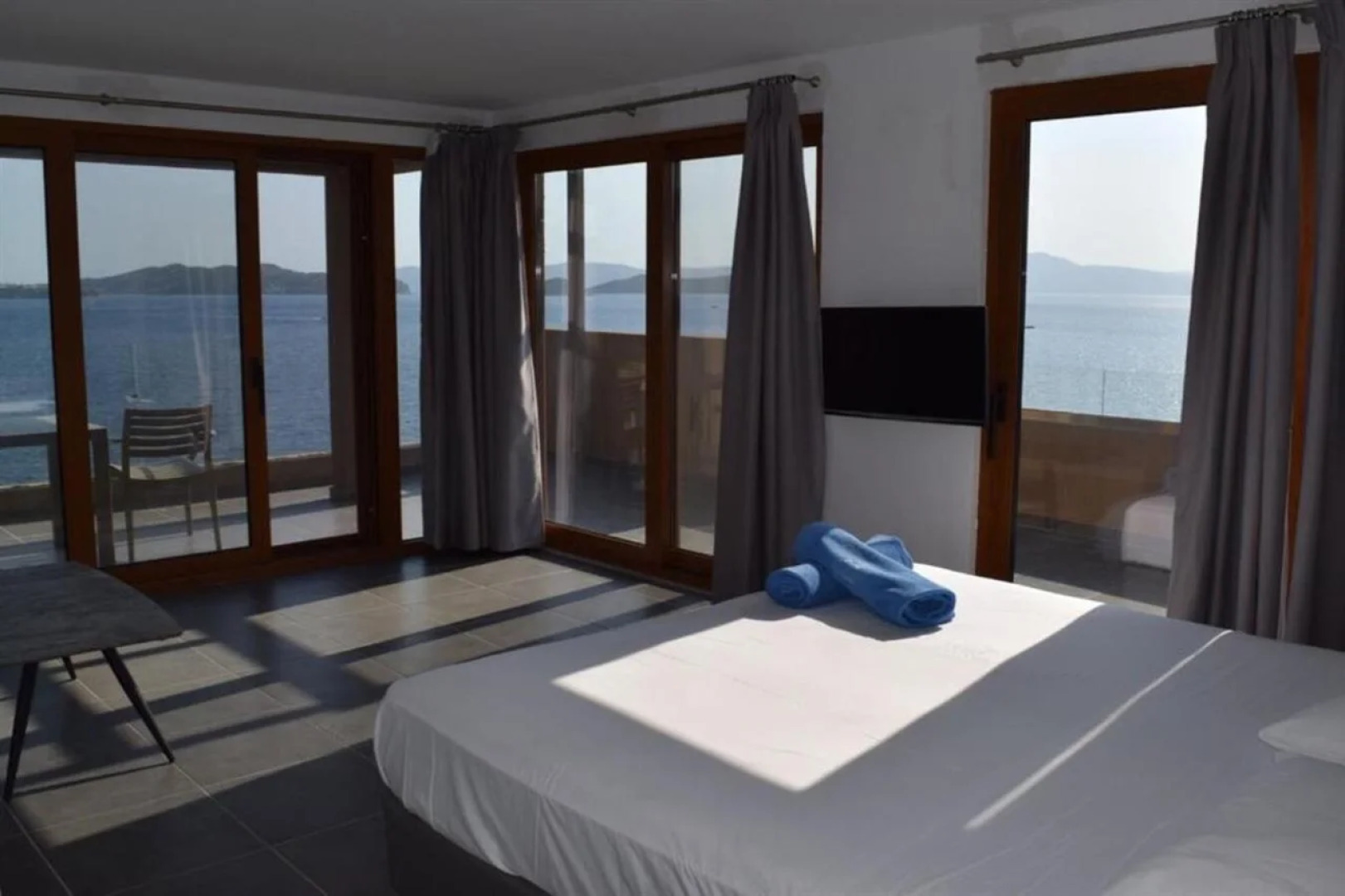 Cape Kanapitsa Hotel & Suites