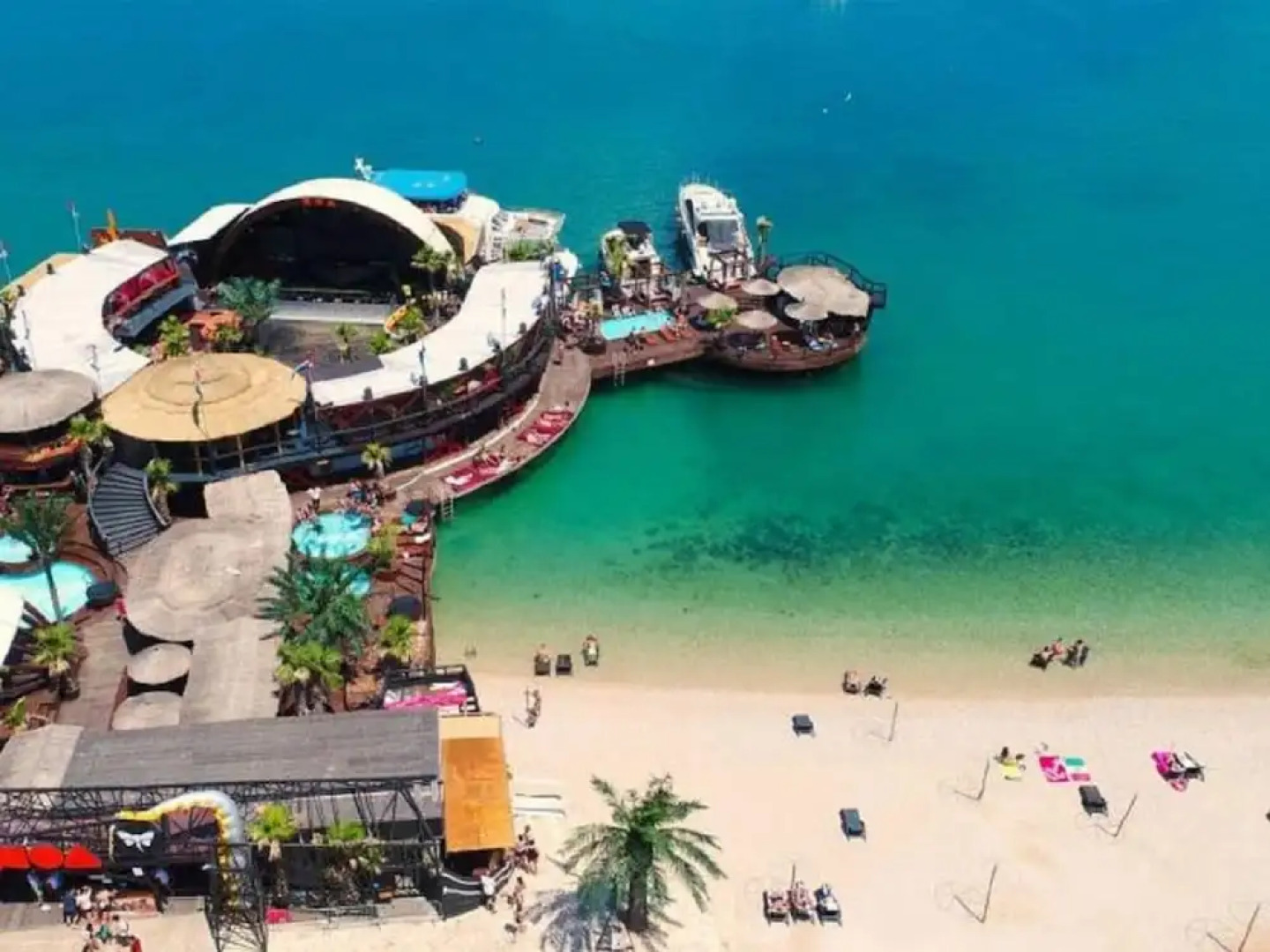 Home With a Private Terrace in a Quiet Area, Near the Sea