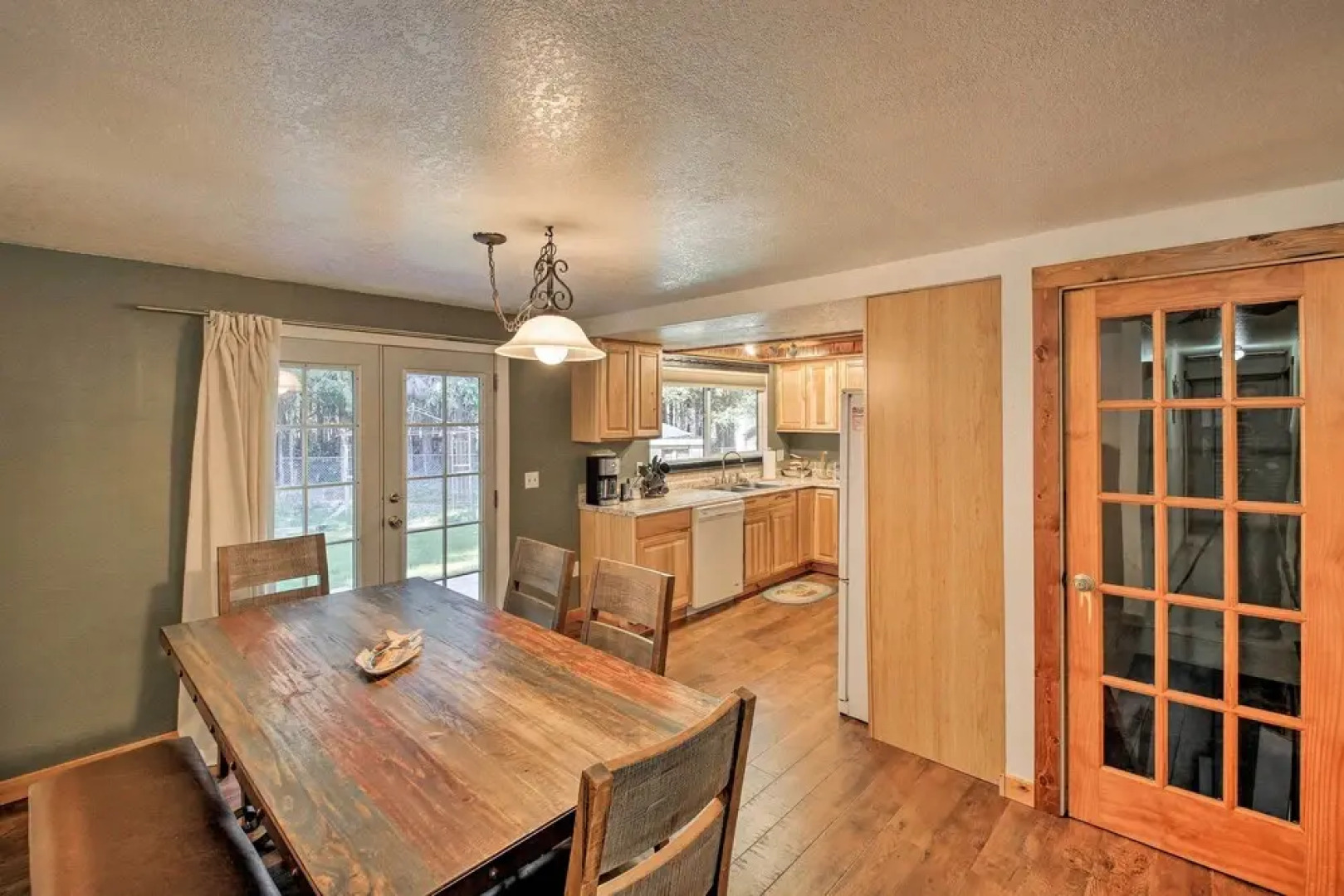 Quaint Priest Lake Cabin w/ Patio < 1 Mi to Lake!