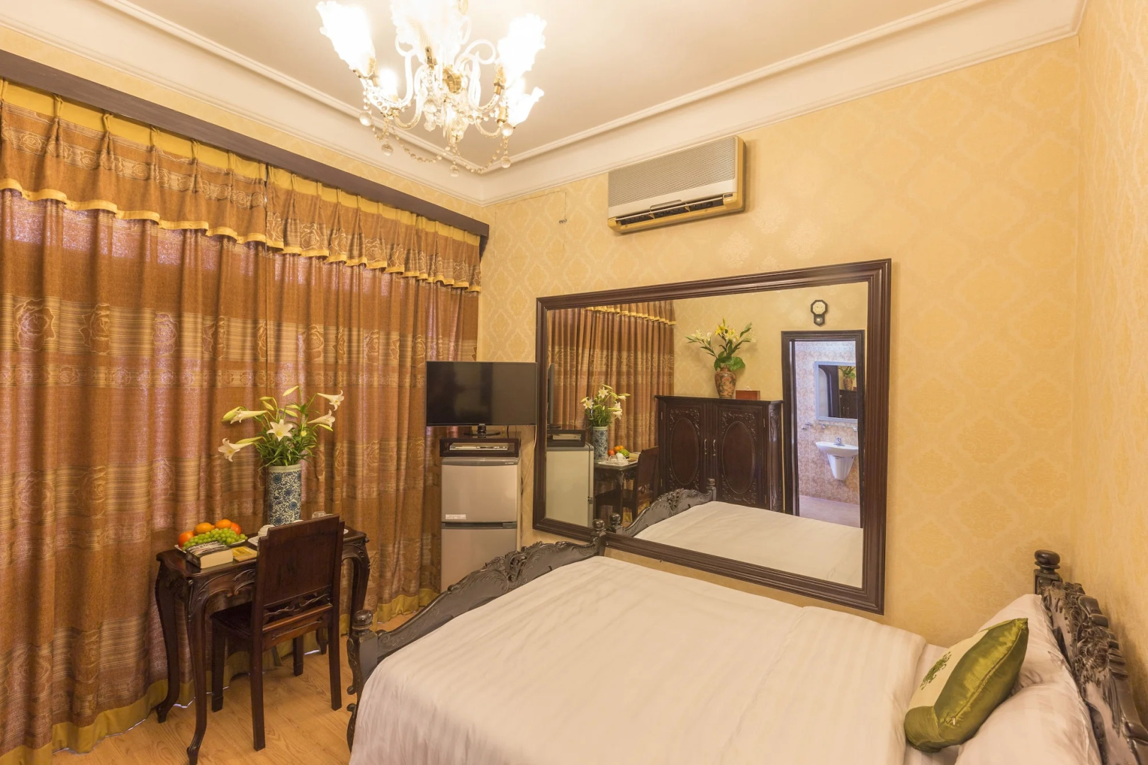 Dragon Hotel