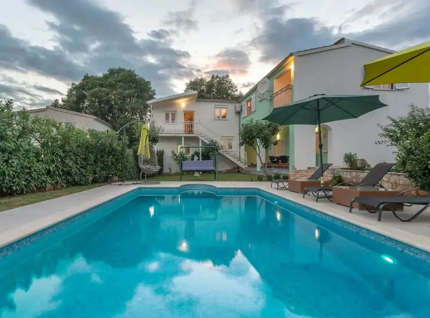 Sunny Escape Holiday Home Dicmo With Pool and Gym