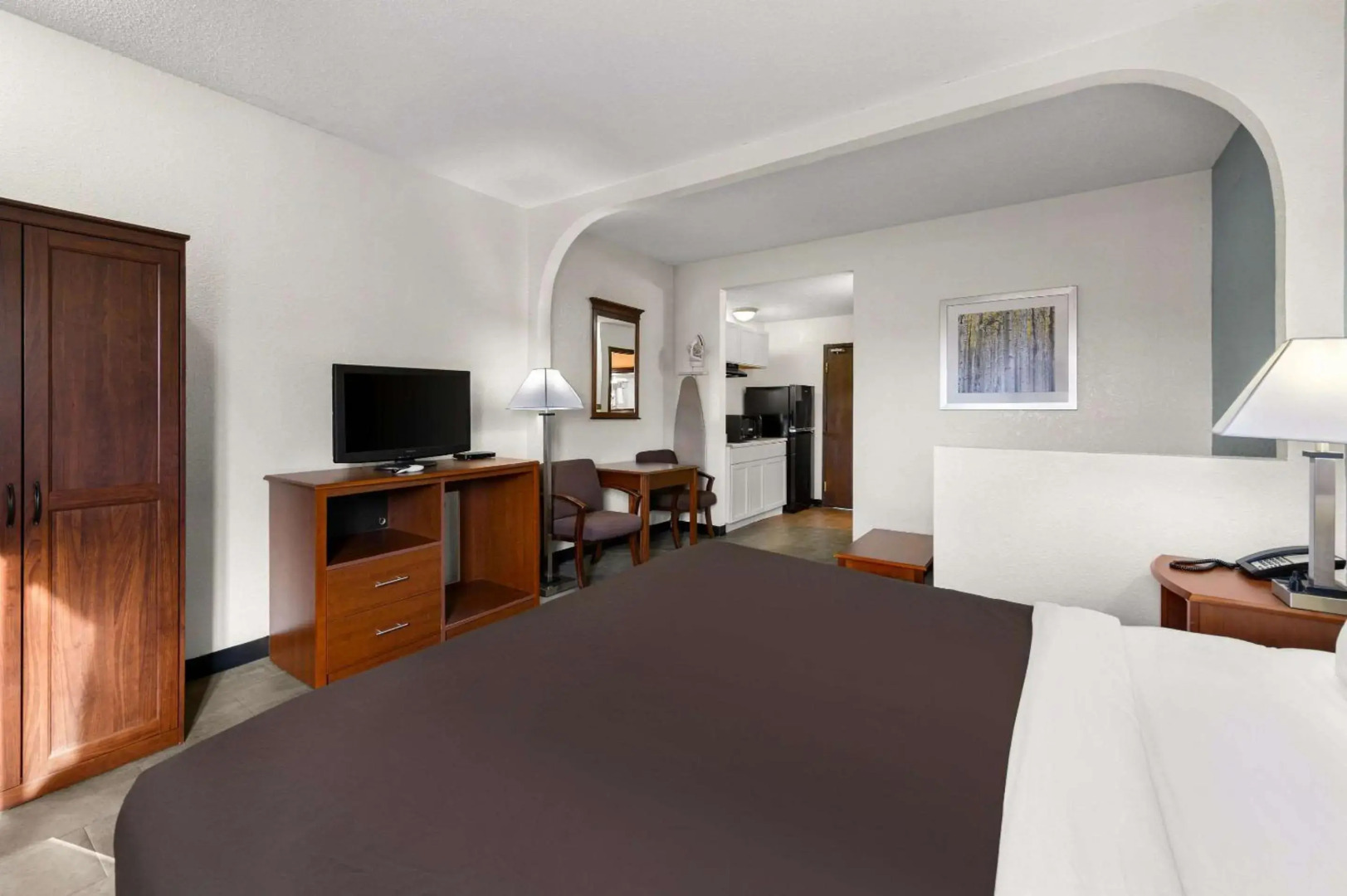 Suburban Studios Kansas City Airport North