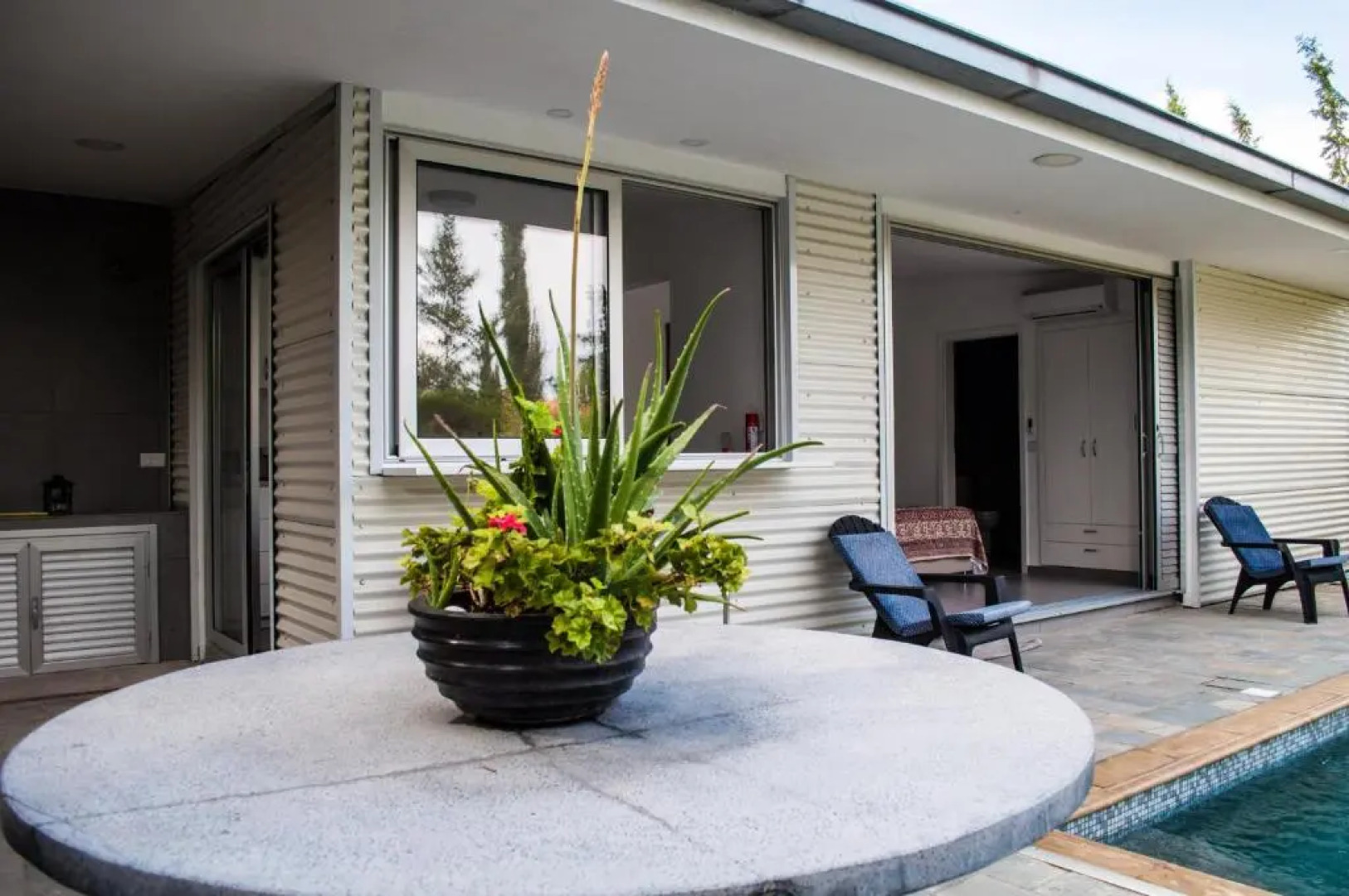 Idyllic studio with private pool