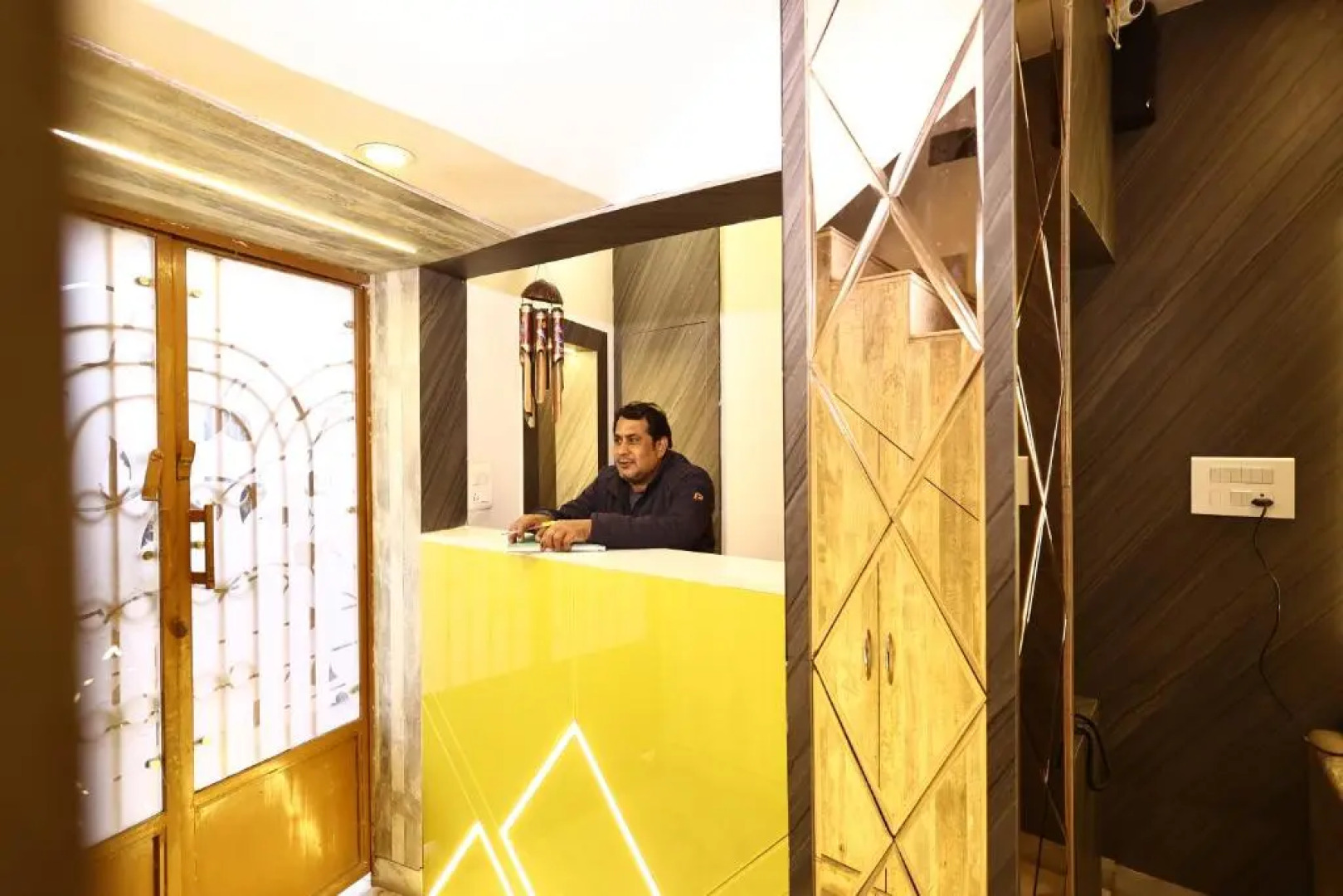 Lucky Restaurant And Guest House