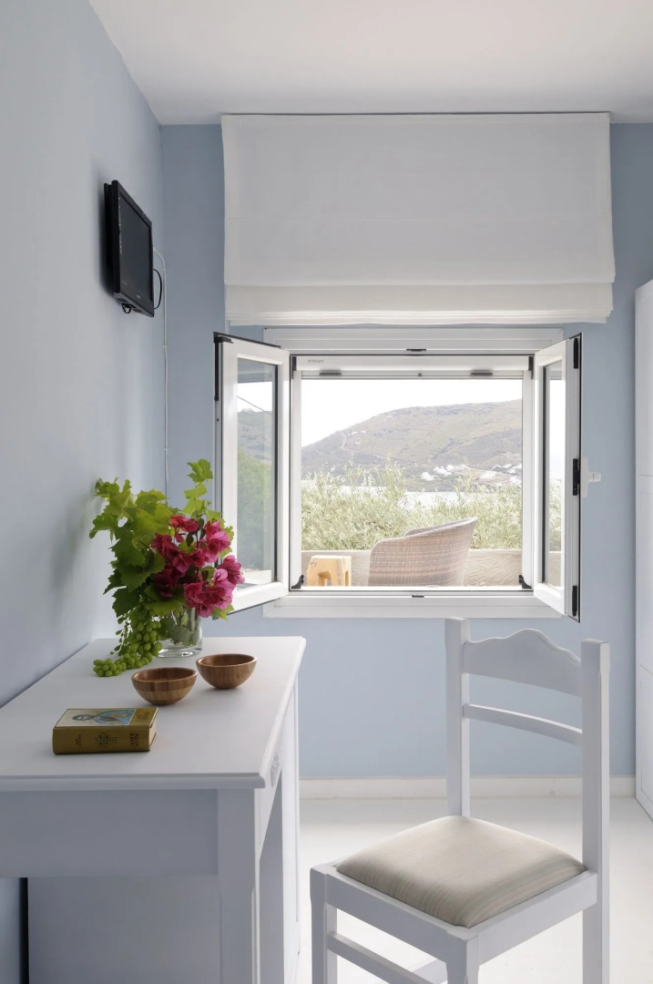 Kymothoi Rooms & Pool Bar