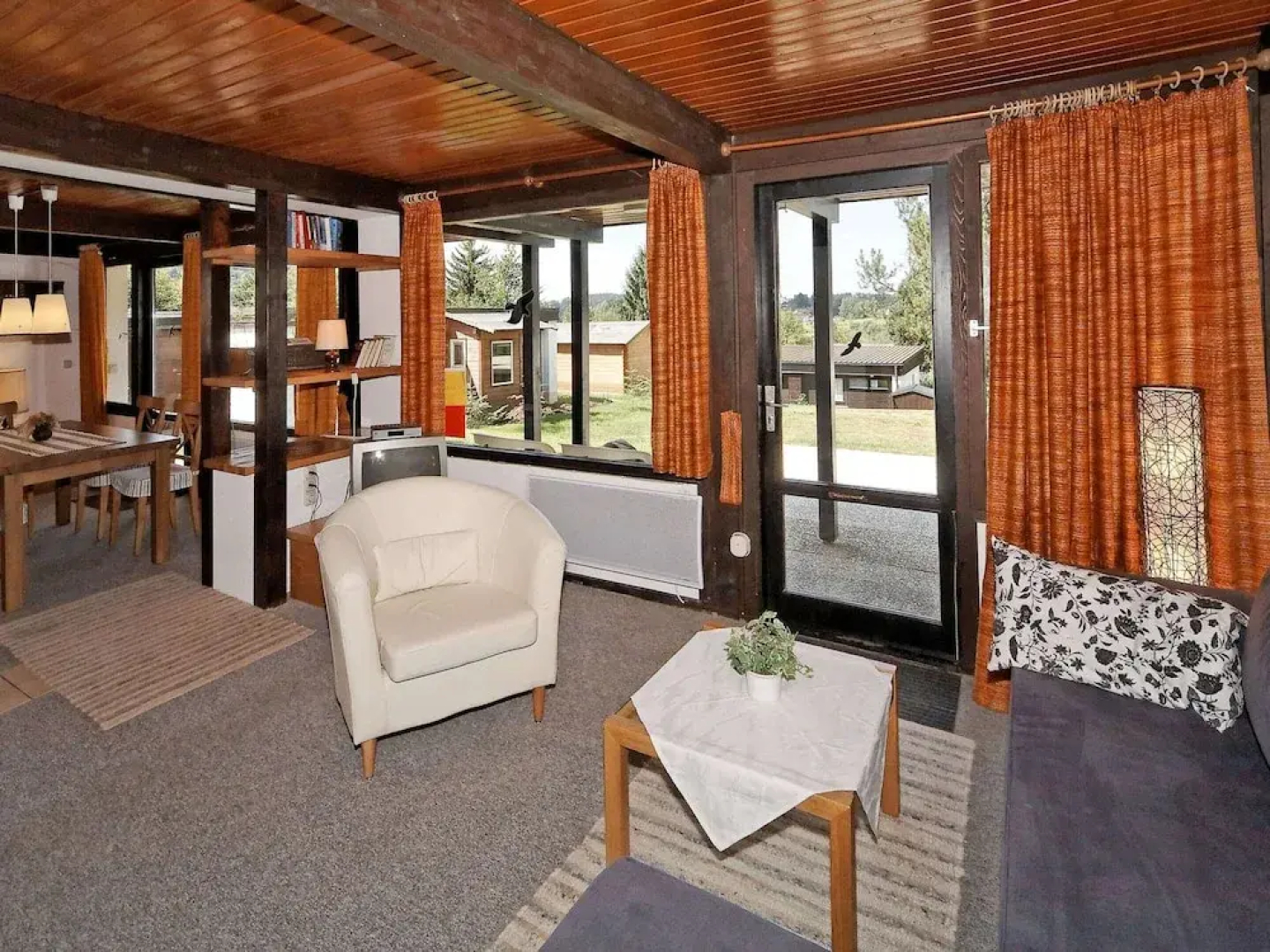 Detached Chalet with Terrace near Swimming Lake