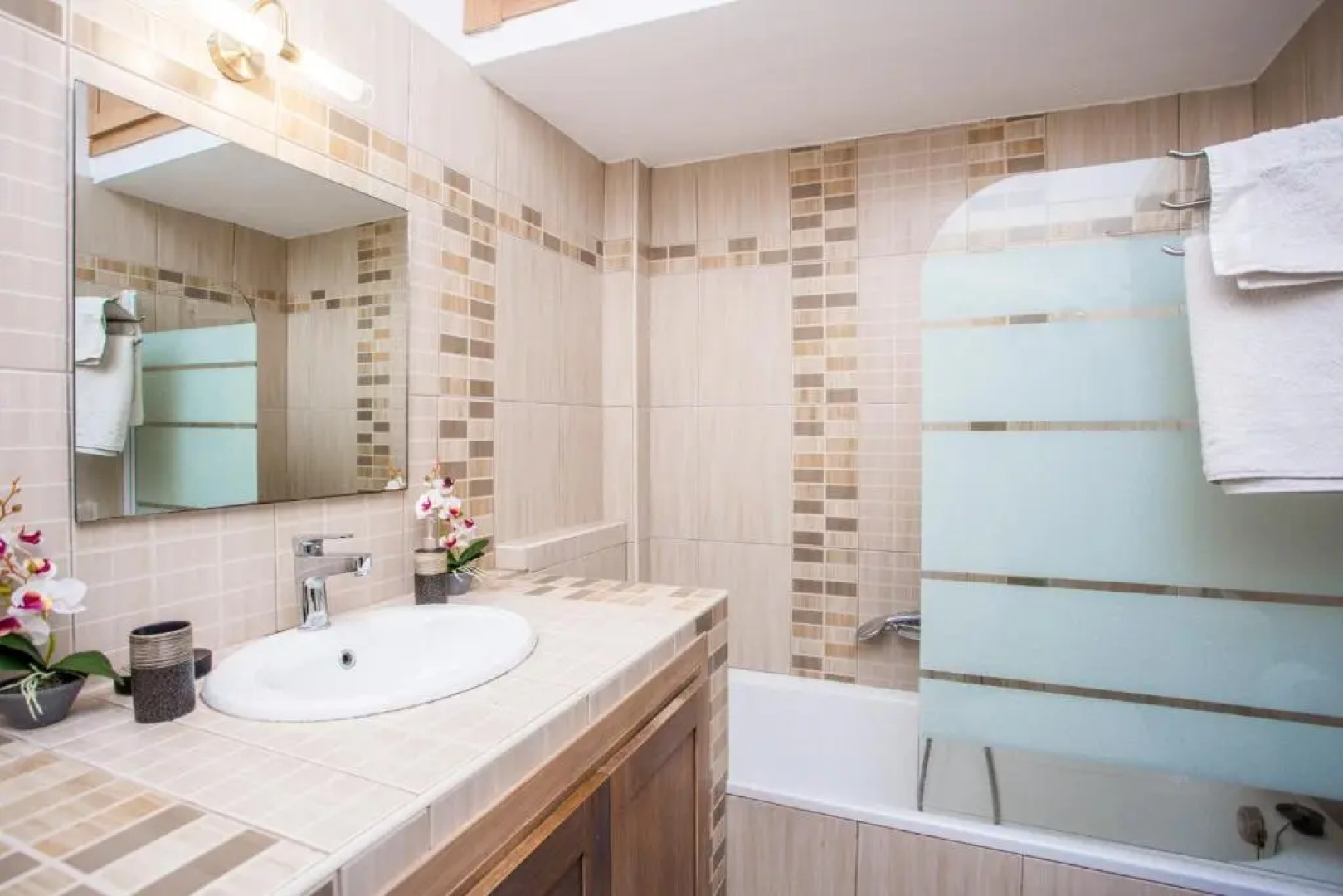 TwinStars apartment with courtyard and view