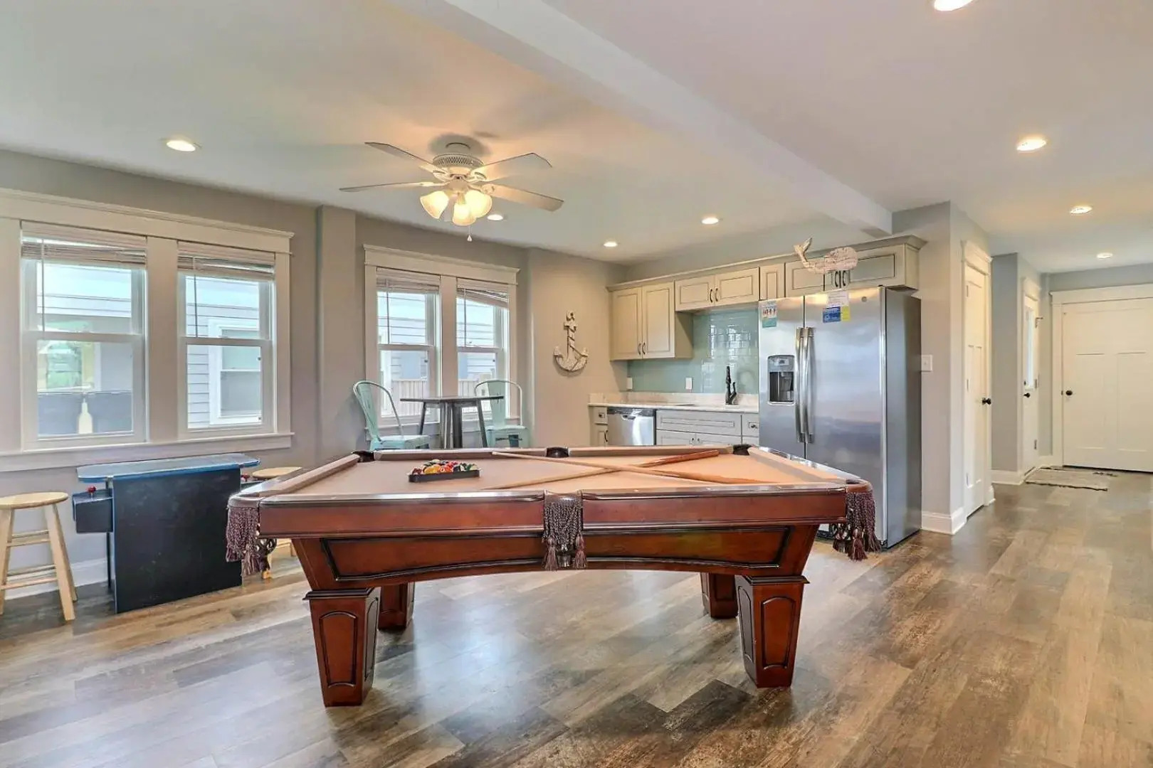 4059 - Bikinis & Martinis