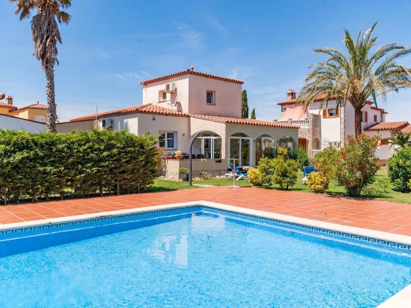 Fantastic Villa for 6 People With Communal Pool in Vilacolum