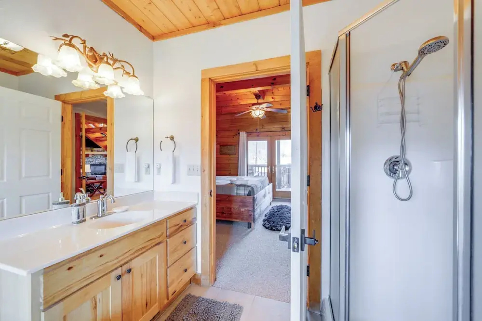 Luxury Mountain Cabin With Hot Tub & Pool Table!