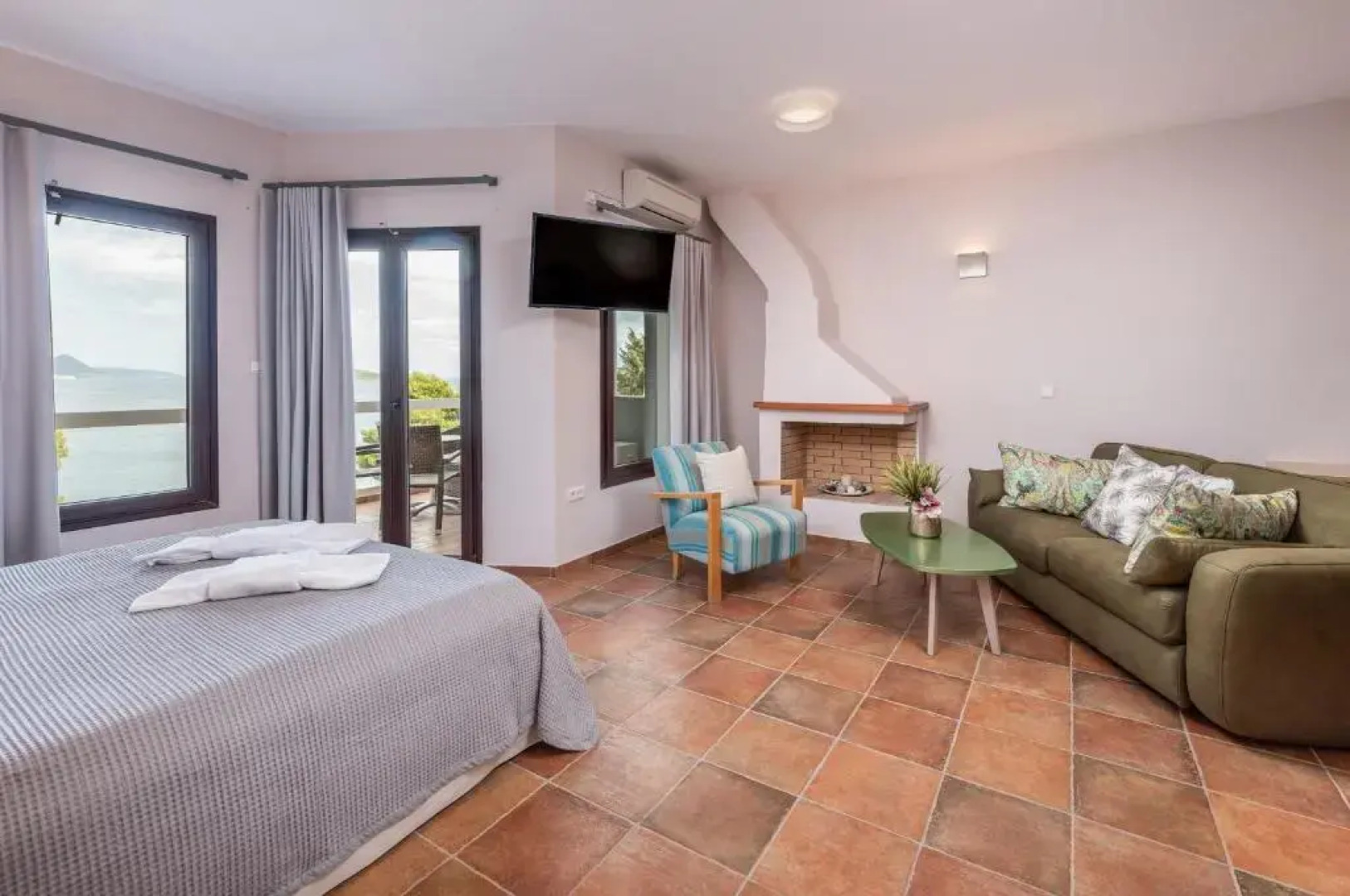 Trizonia Beach Hotel