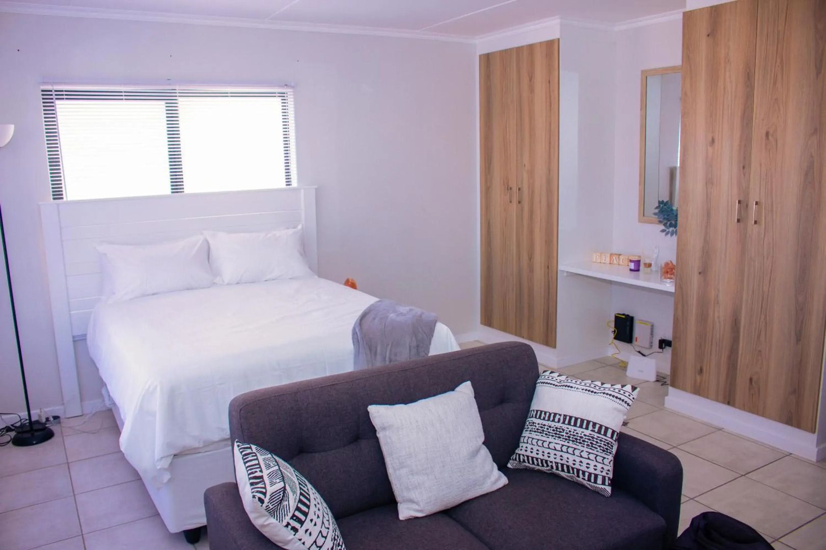 Charms and bows studio apartment -near ORT airport