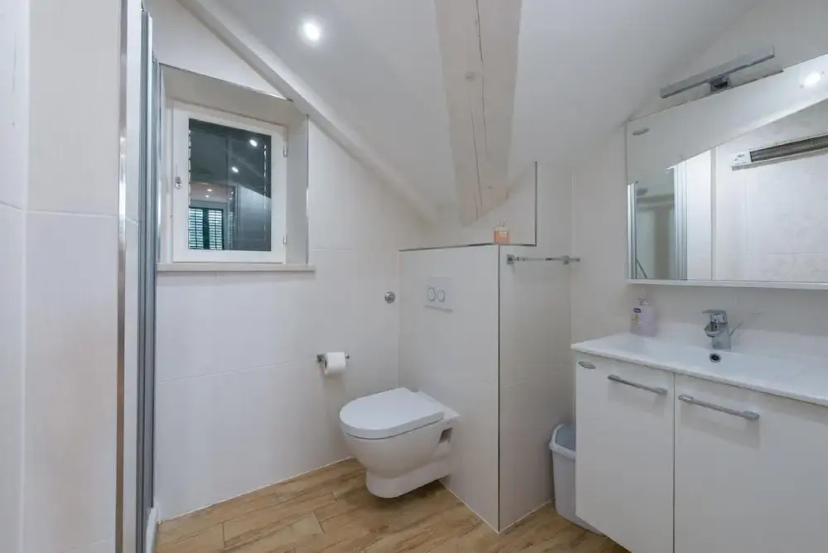 Villa Nisha - Six Bedroom Villa With Terrace and Swimming Pool ID Direct Booker 22773