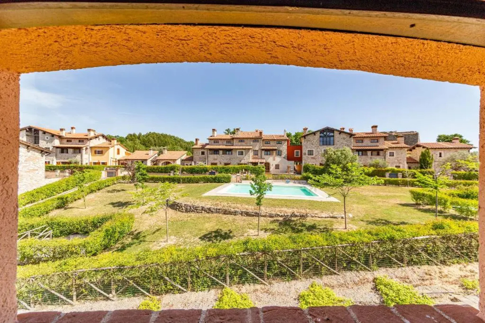 Bright Apt With Terrace and Shared Pool