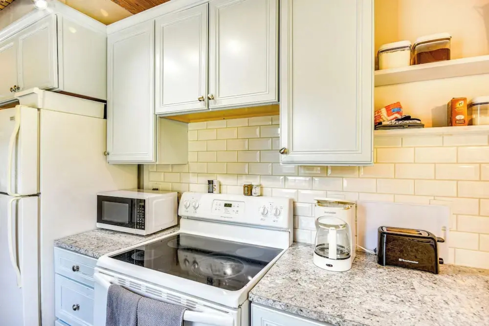 Cozy Cottage w/ Deck: Walk to Lake of the Ozarks!