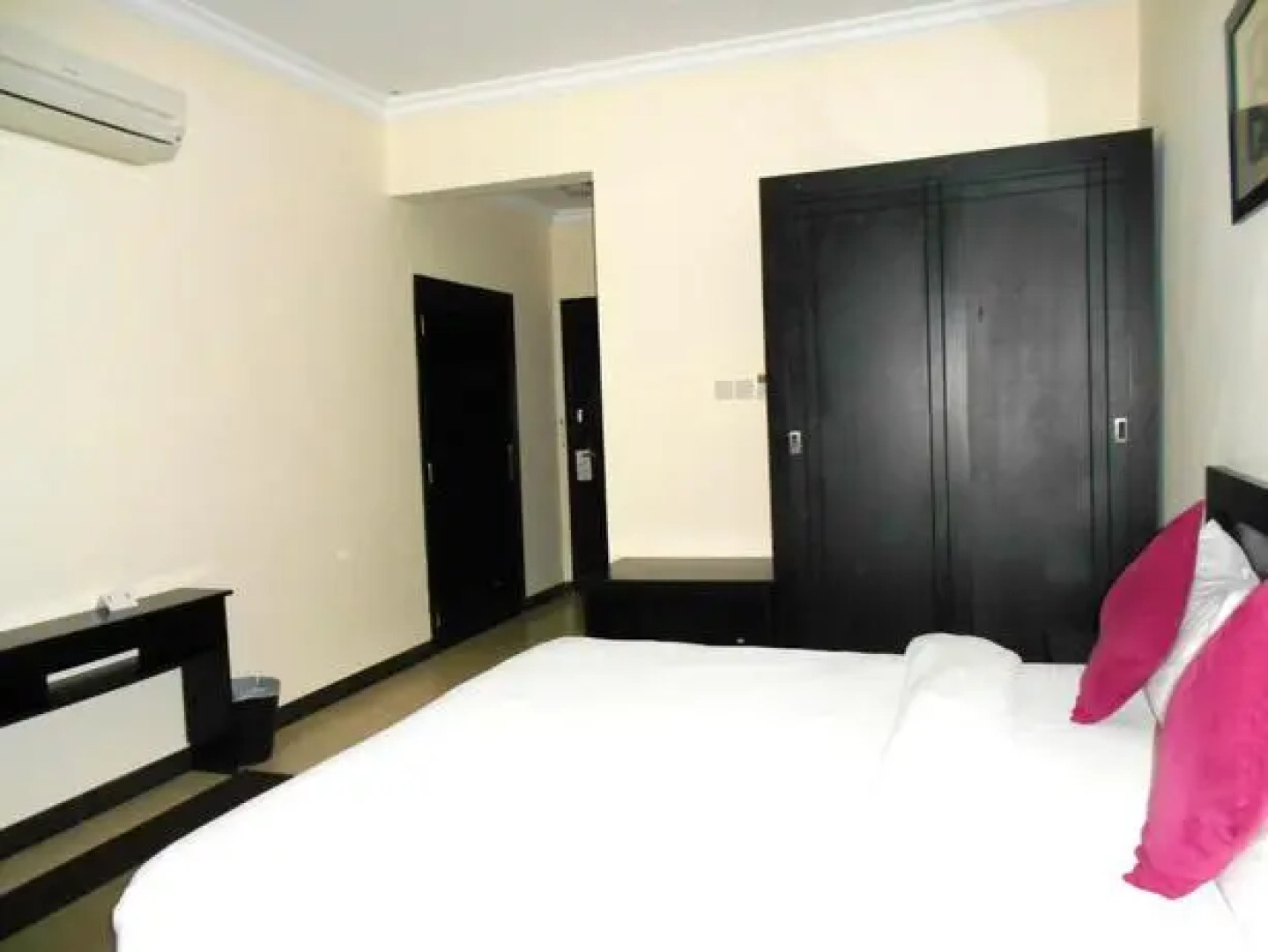 Butterfly Hotel Suites