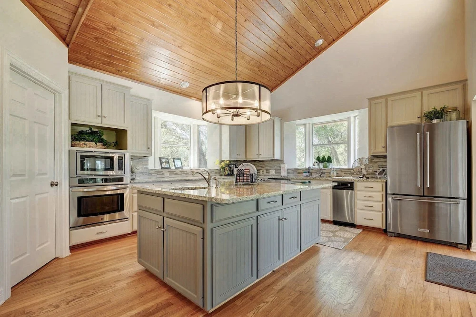 Palatial Spicewood Home and Cabin by RedAwning