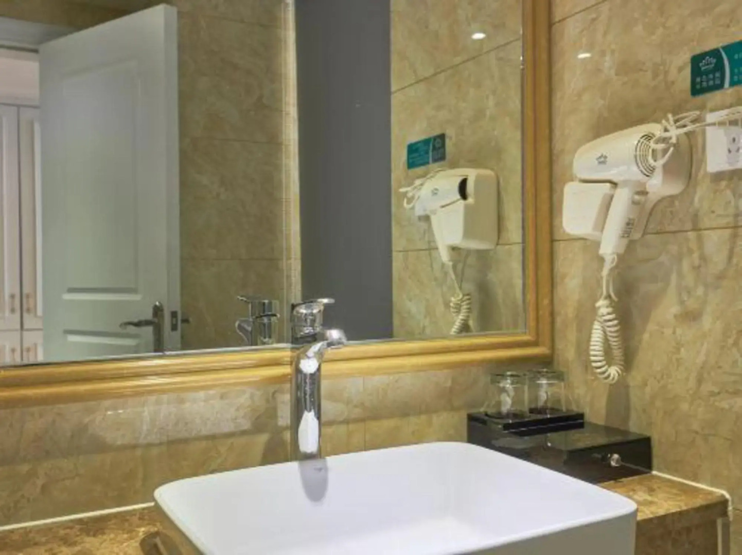 Hua Lian Business Hotel