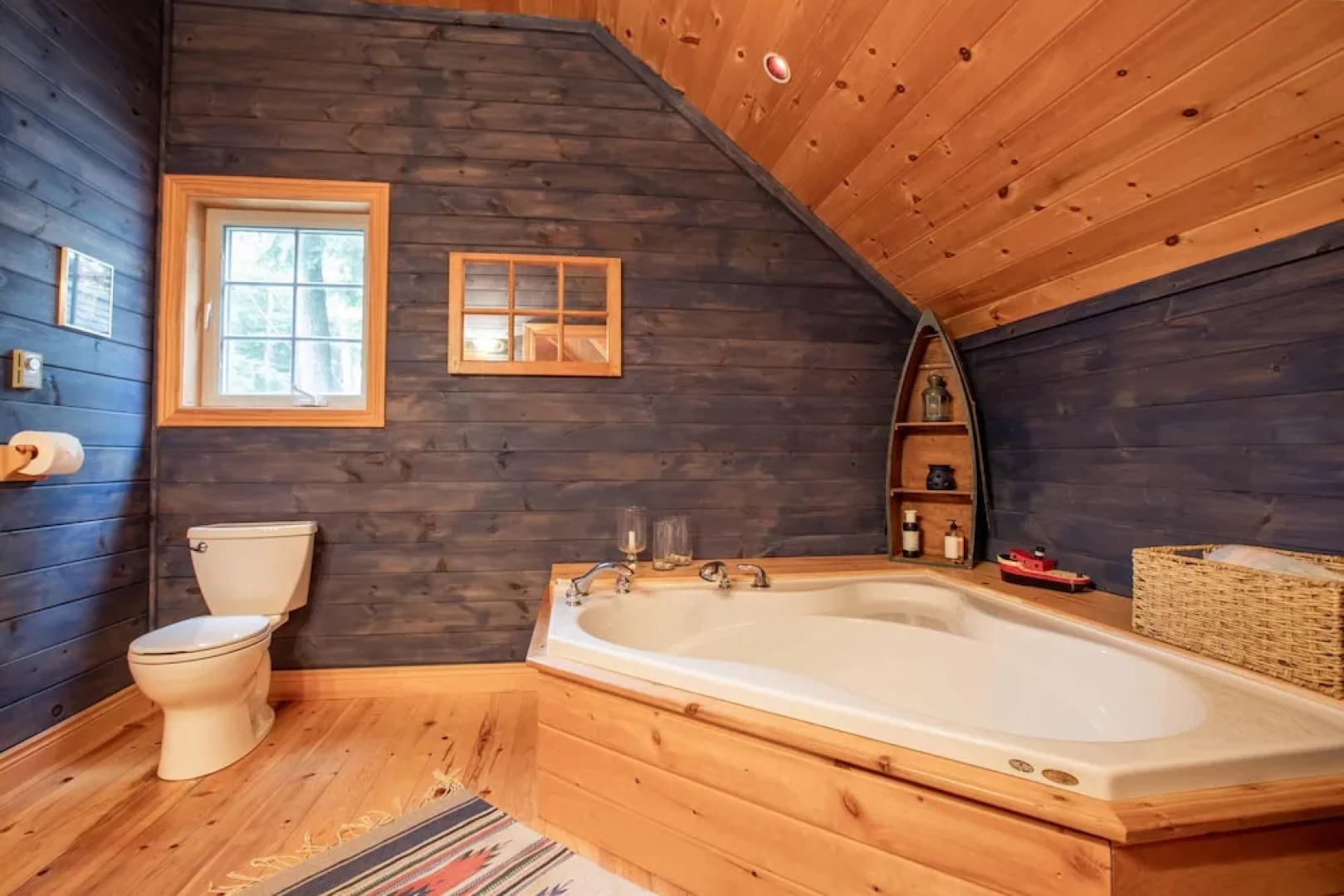 Wildflower Cottage A Fantastic boat access family cottage with a spectacular 500' of waterfront!