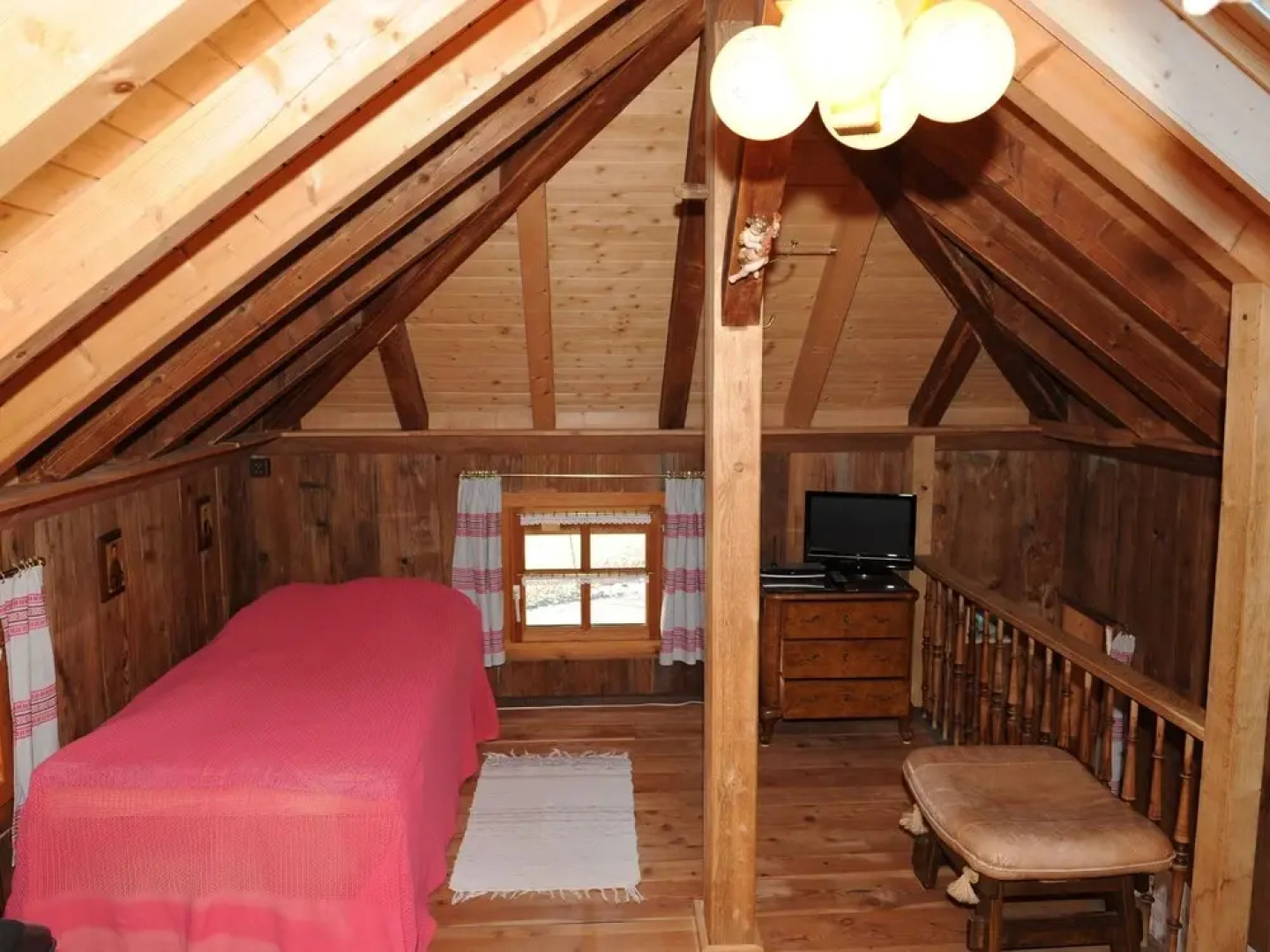A Chalet on Delightful, Vineyard Covered Hills, Suitable for 2 People