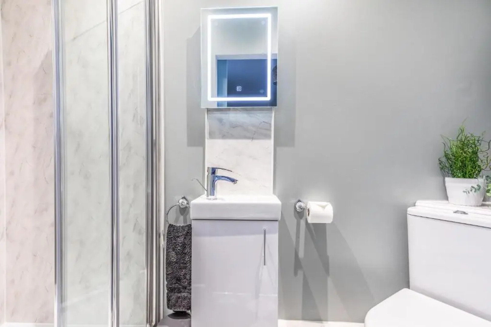 City & Beach at Your Reach - Courtyard & Parking