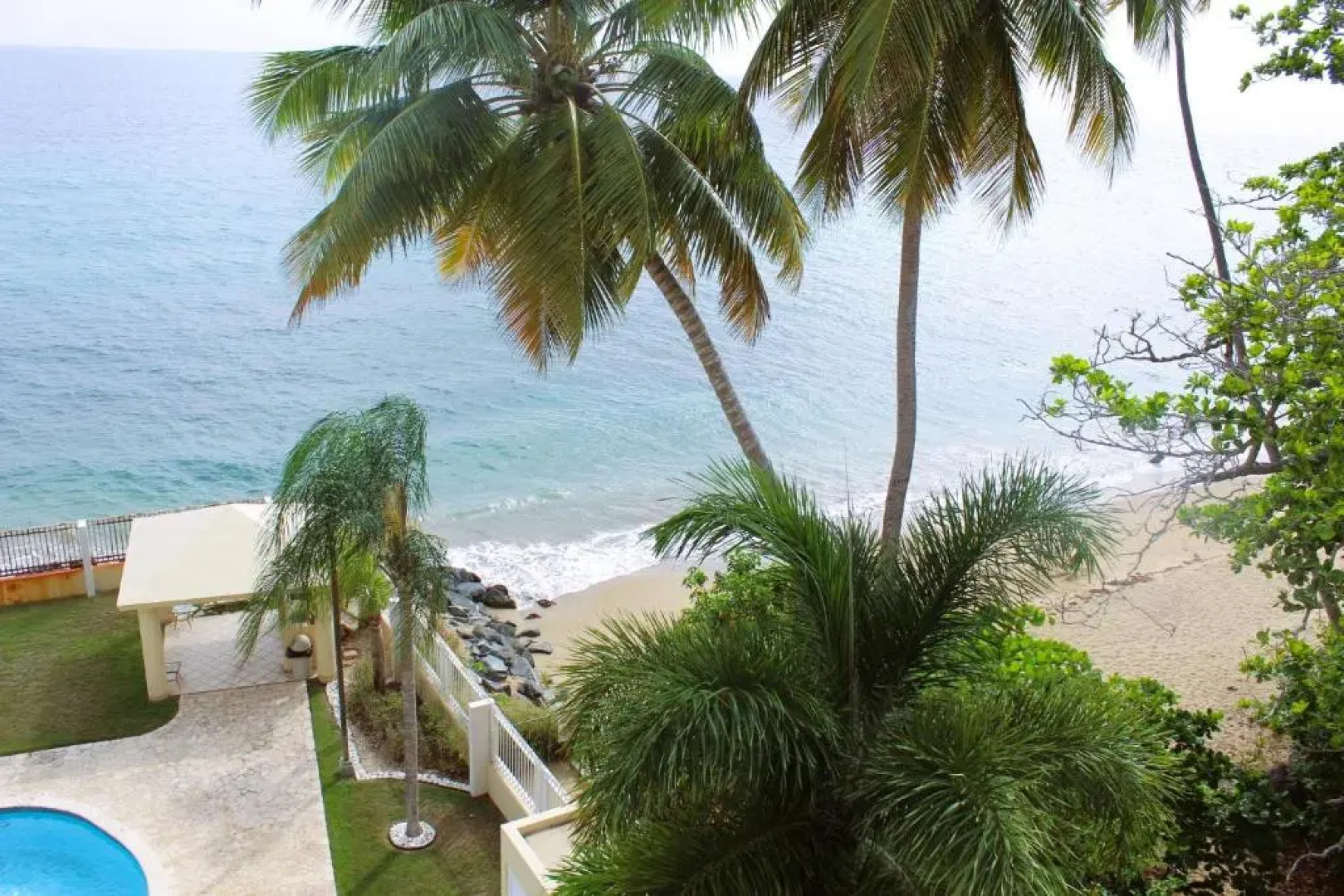 Beachfront 2 bdr apt with beautiful views