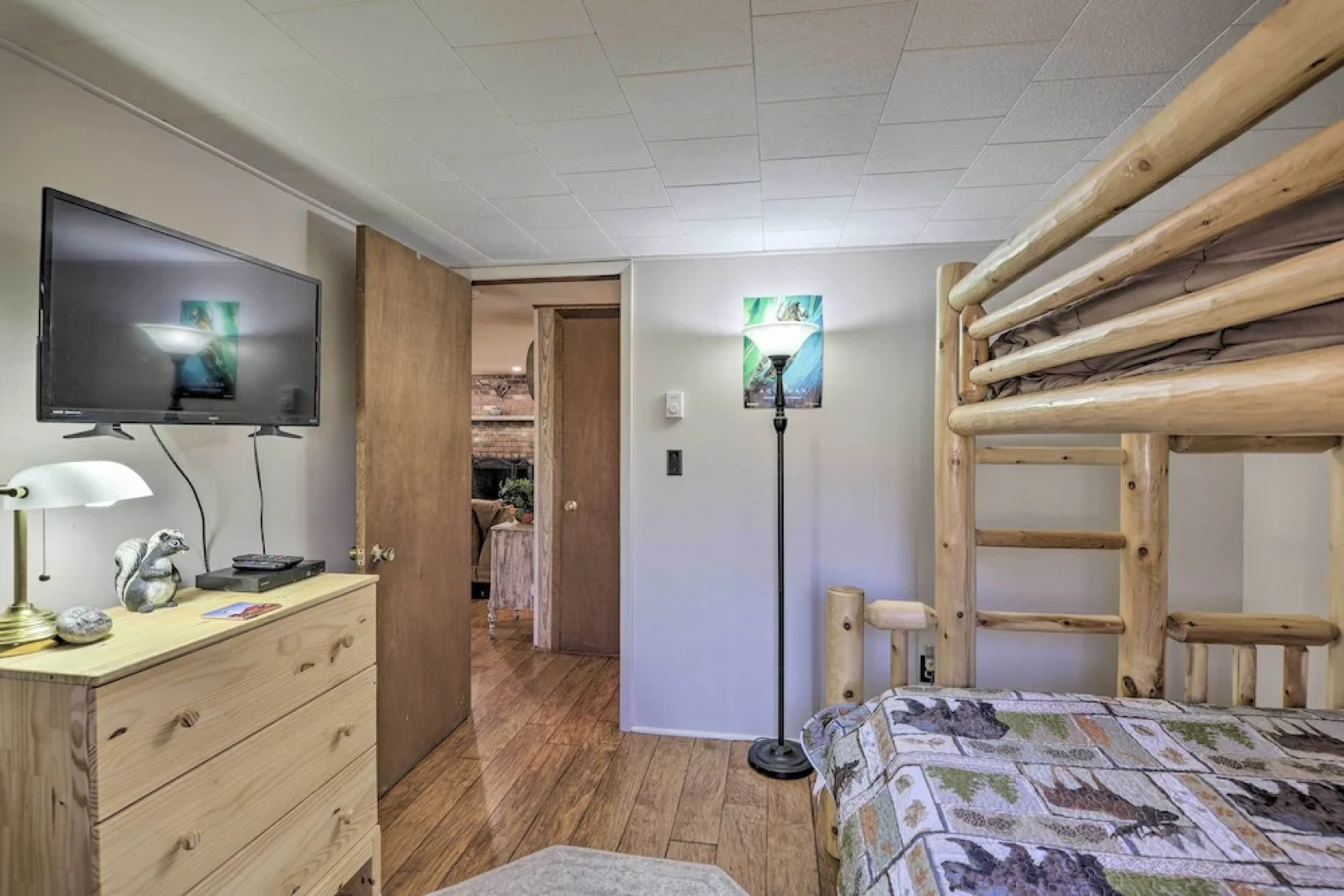 Arrowhead Lake Amenities: Quaint Home w/ Fireplace