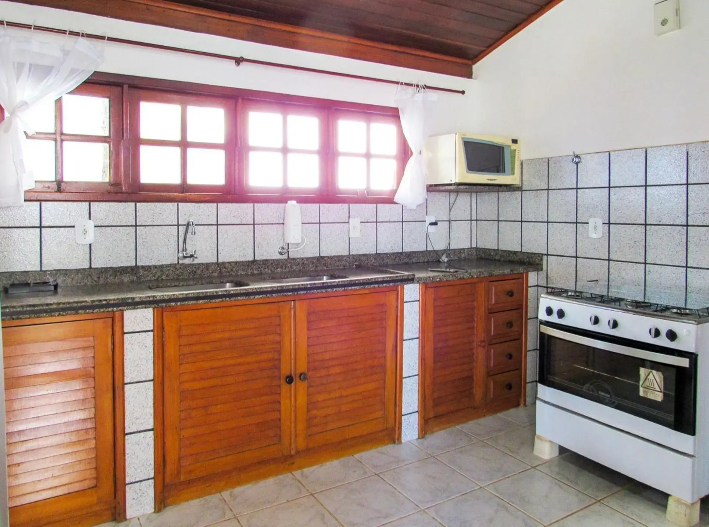 Casa com 4 Suítes, Piscina, Área Gourmet e Wifi