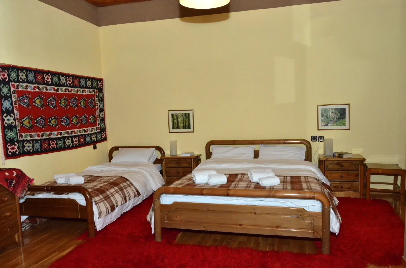 To Balcony tis Agorianis