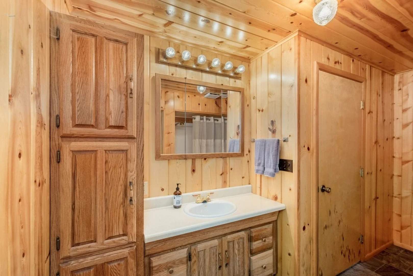 All About The Lake 4 Bedroom Home by NW Comfy Cabins by RedAwning