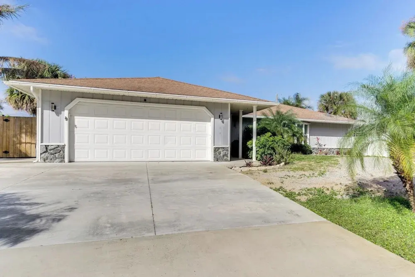 Sebastien Home w/ Pool & Gazebo - 8 Mi to Beaches!