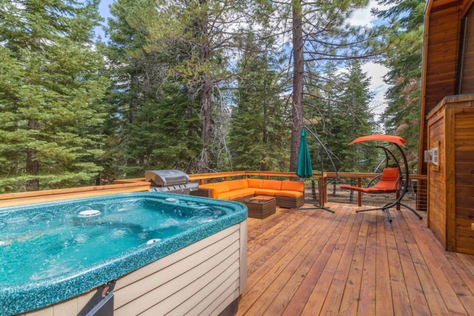 High Pines Hideaway by Avantstay - Newly Remodeled in Tahoe Donner With Hot Tub!