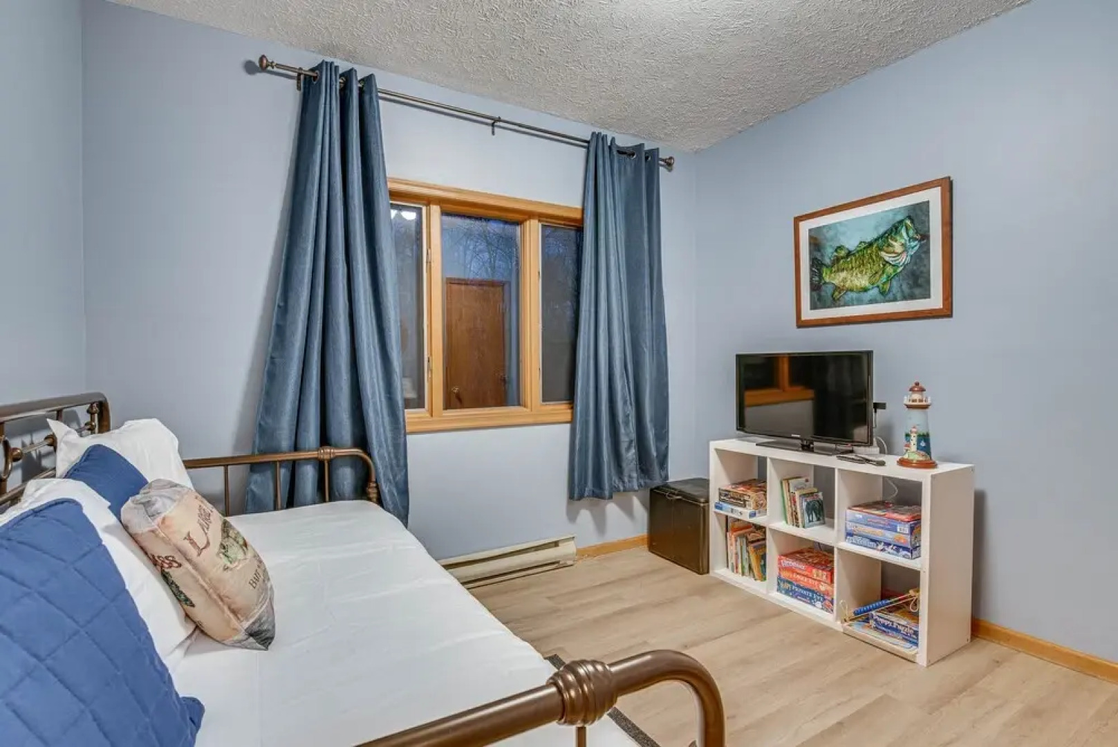 Eco-friendly Poconos Cabin w/ EV Charger!