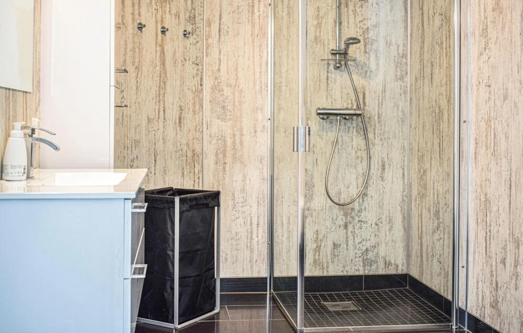 Nice Home in Etne With 5 Bedrooms and Wifi