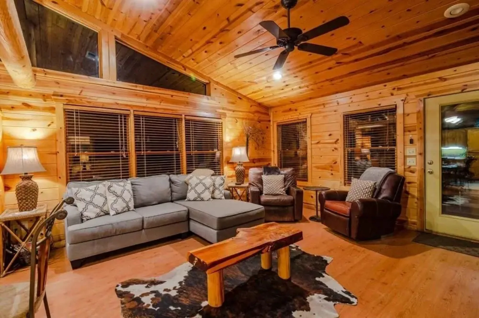 Crooked Pine Cabin With Swing and Hot Tub on the Deck by Redawning