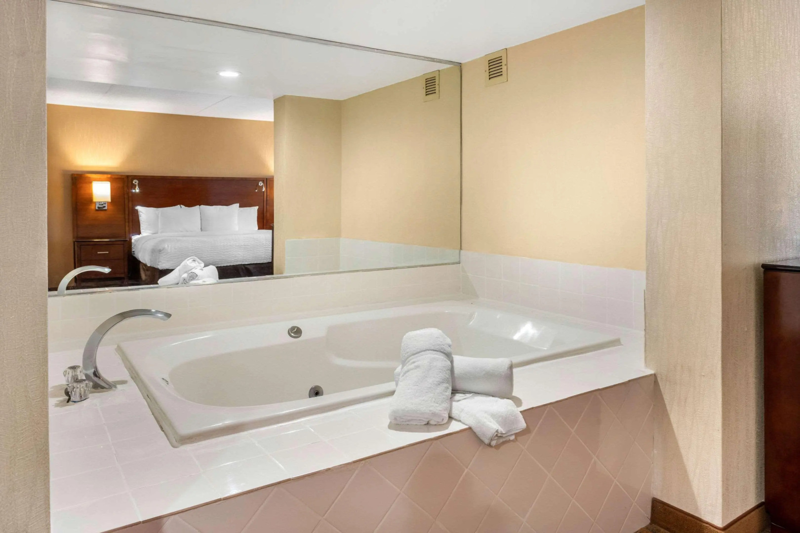 Clarion Hotel Conference Center on Lake Erie