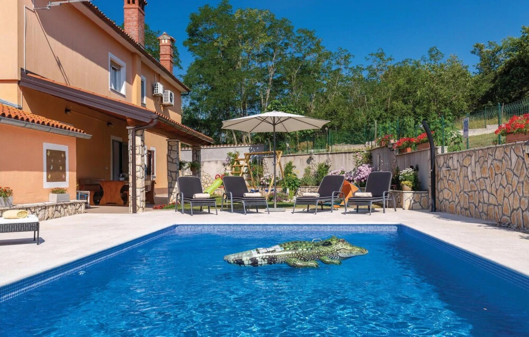 Amazing Home in Sumber With Wifi and 4 Bedrooms