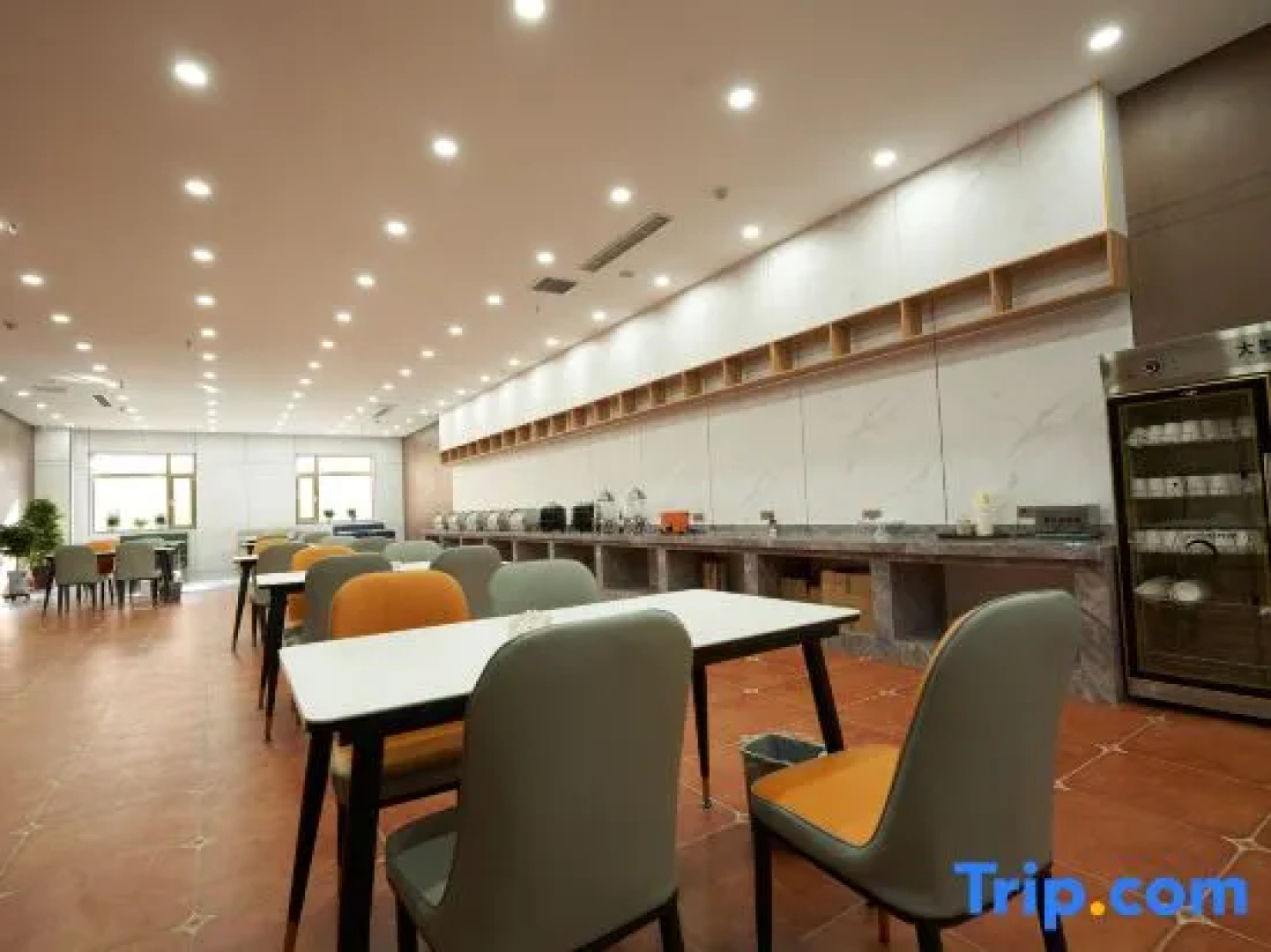 Yiju Fashion Hotel (Wuwei Railway Station Pedestrian Street)