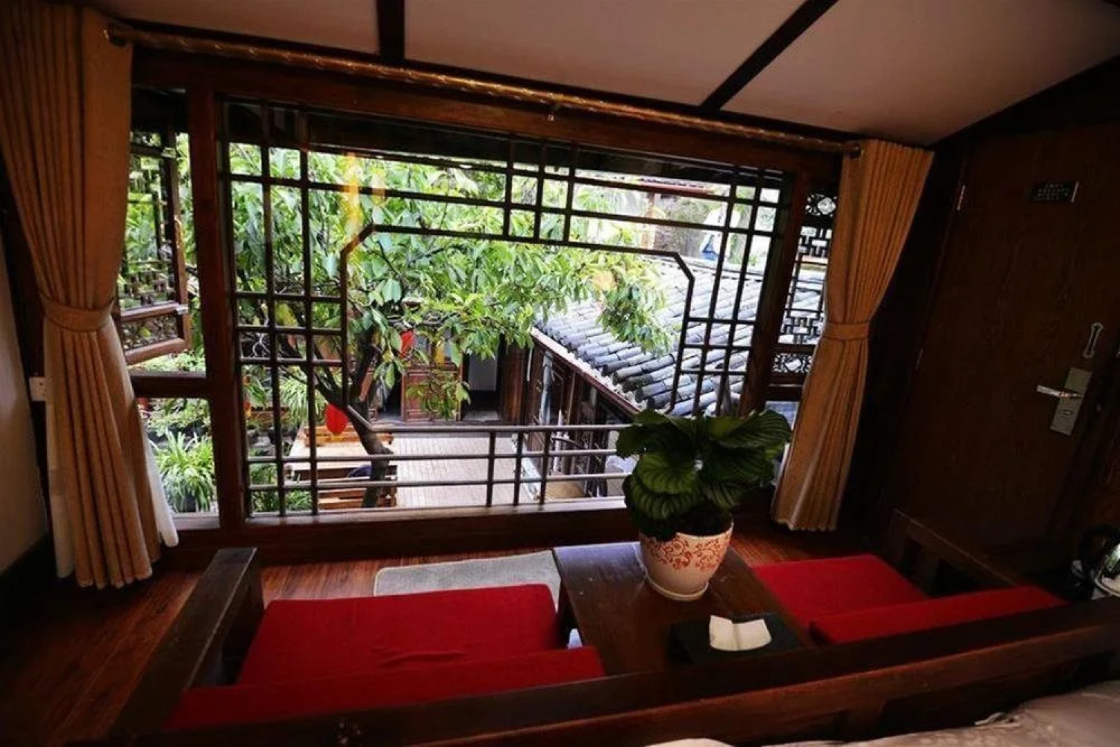 Lijiang Yiran Ethnic custom Viewing Inn