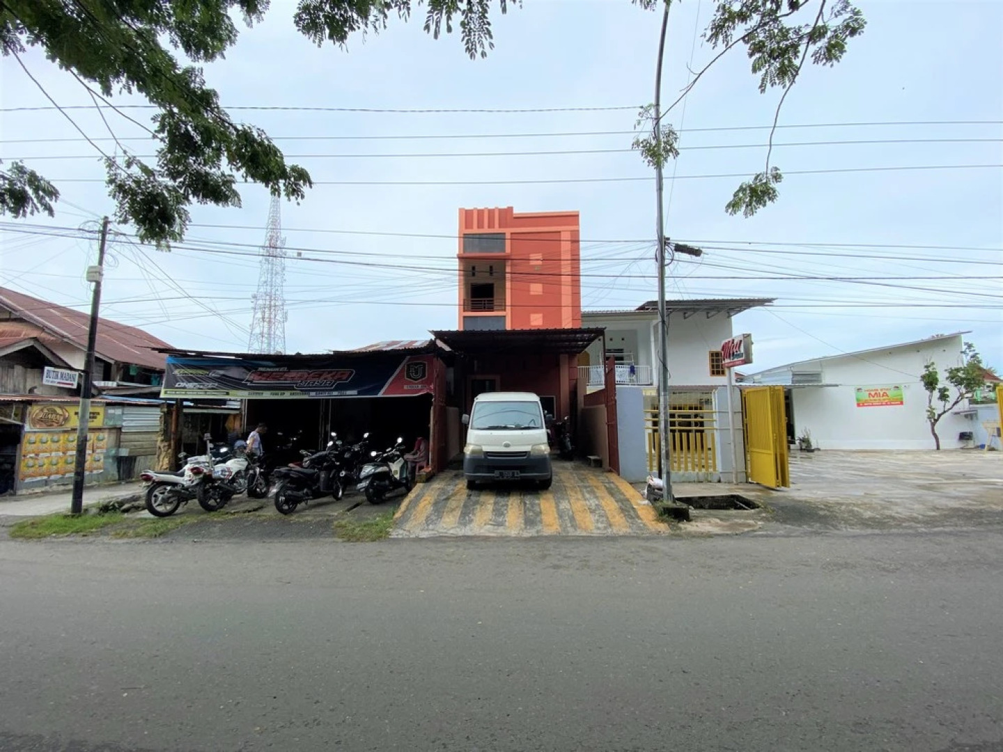 RedDoorz near GOR Lagaligo Palopo