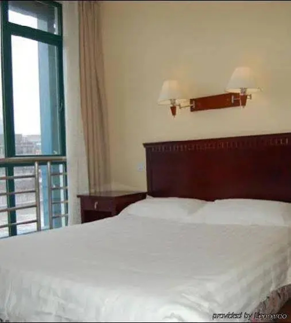 Shanghai Lakeside Holiday Inn Hotel