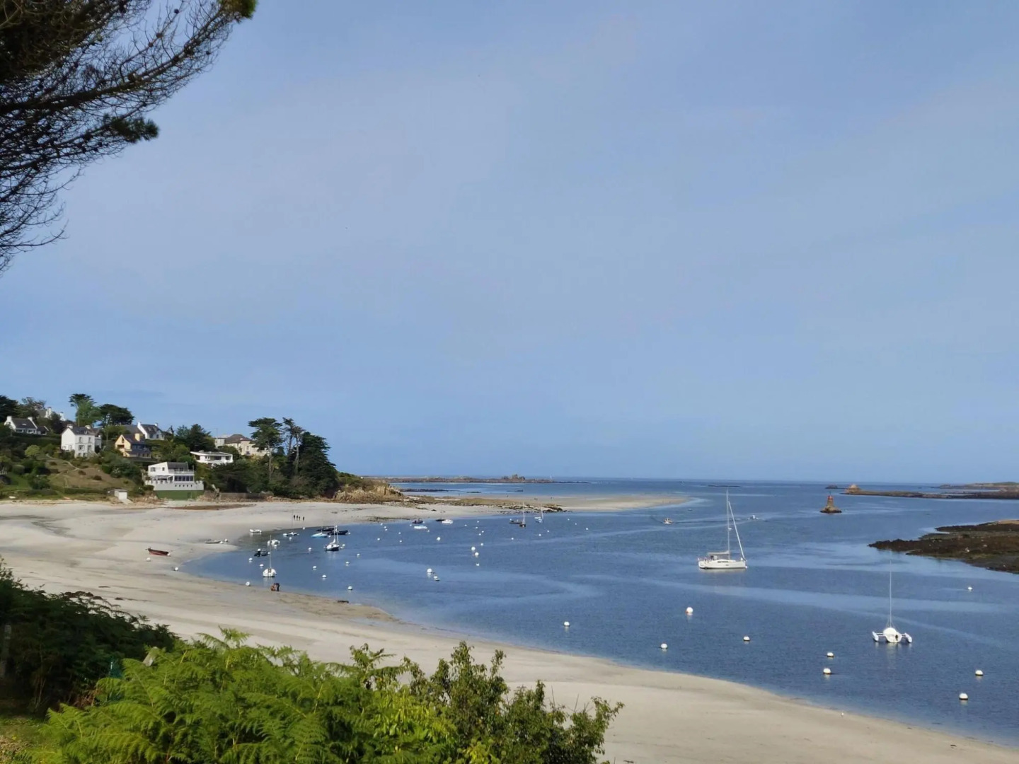 Breton holiday home in a quiet location near the beach