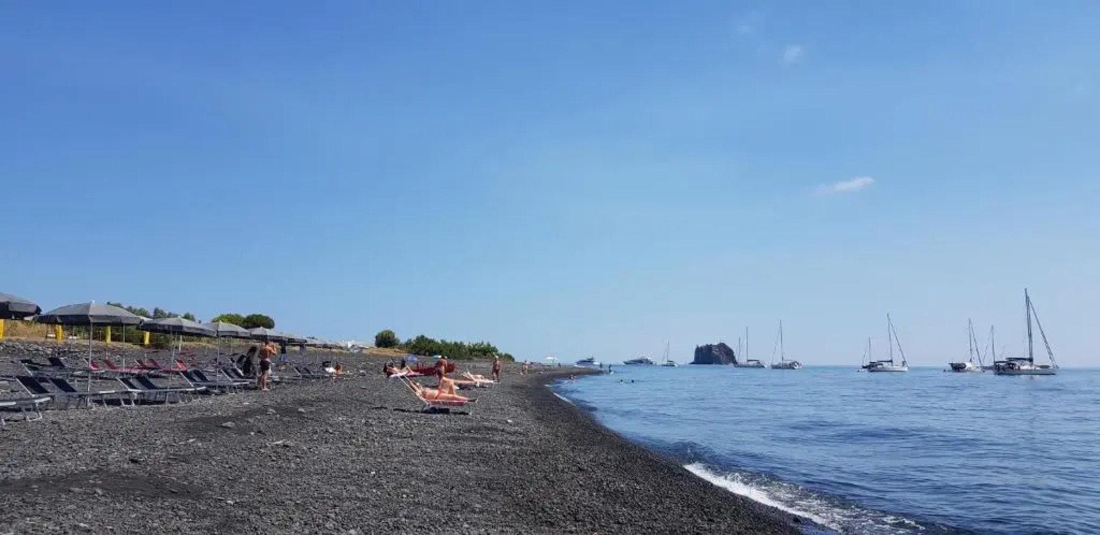 Stromboli Central Family Apartment - 3 Double Rooms