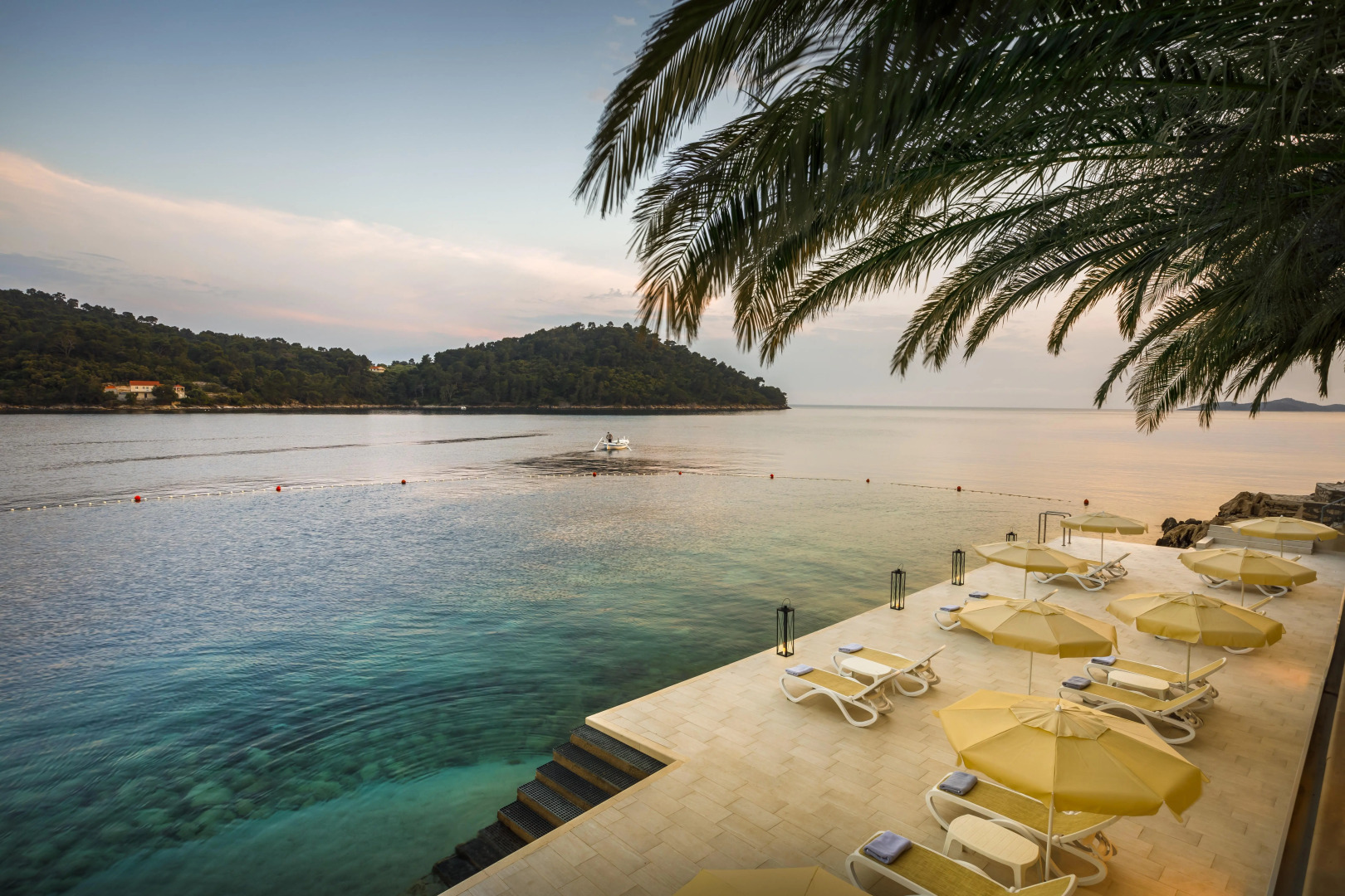 Hotel Feral – Все включено Light