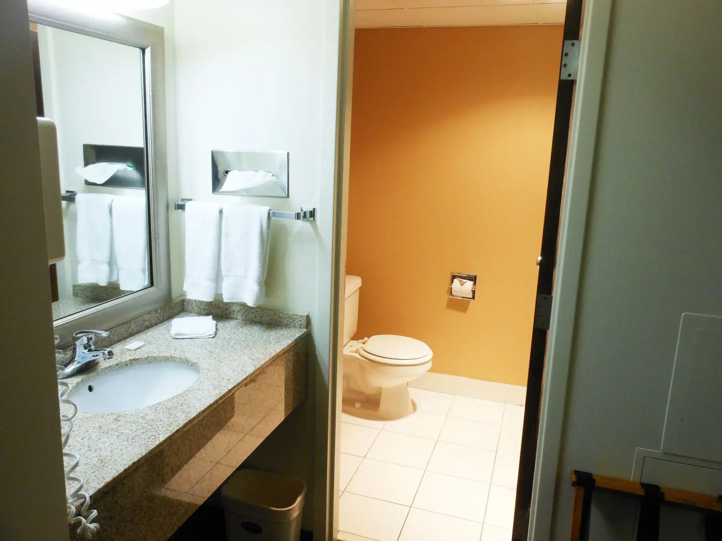 Americas Best Value Inn & Suites St. Cloud