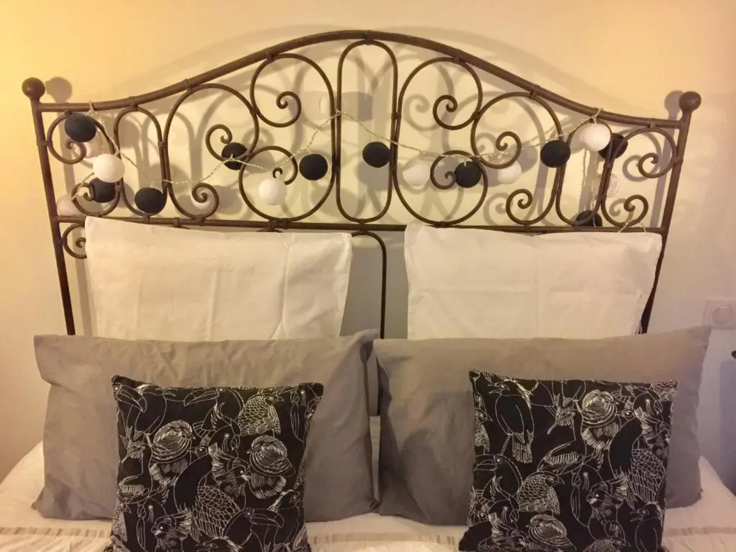 Magnificent Renovated Farmhouse - 10 Min A7 -