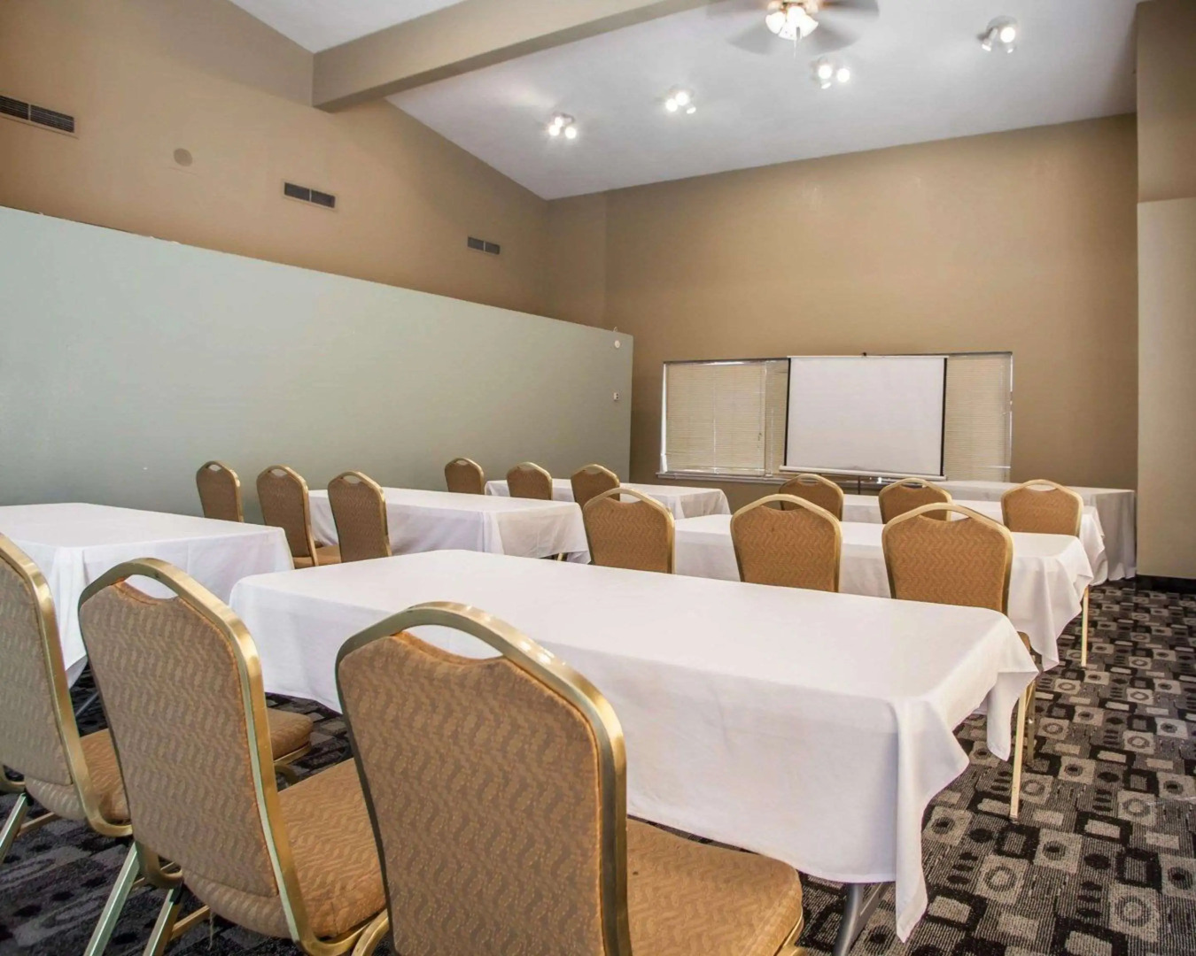 Rodeway Inn & Suites Milwaukee Airport