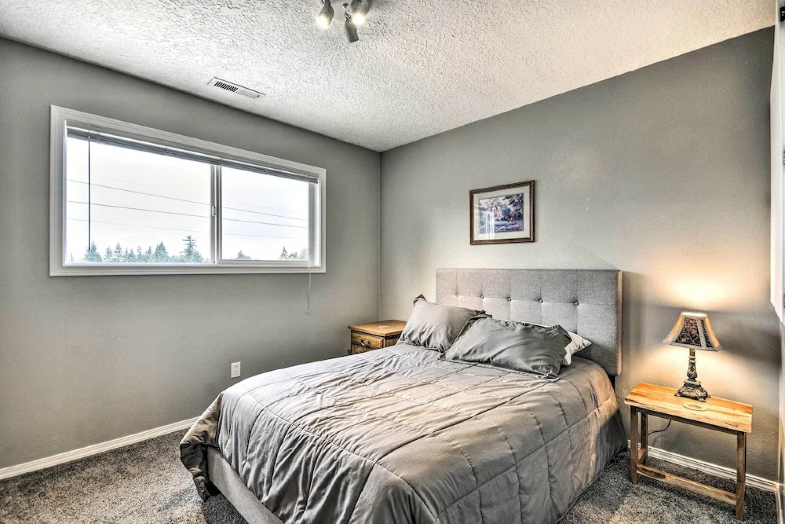 Vancouver Home w/ Hot Tub < 15 Mi to Portland!