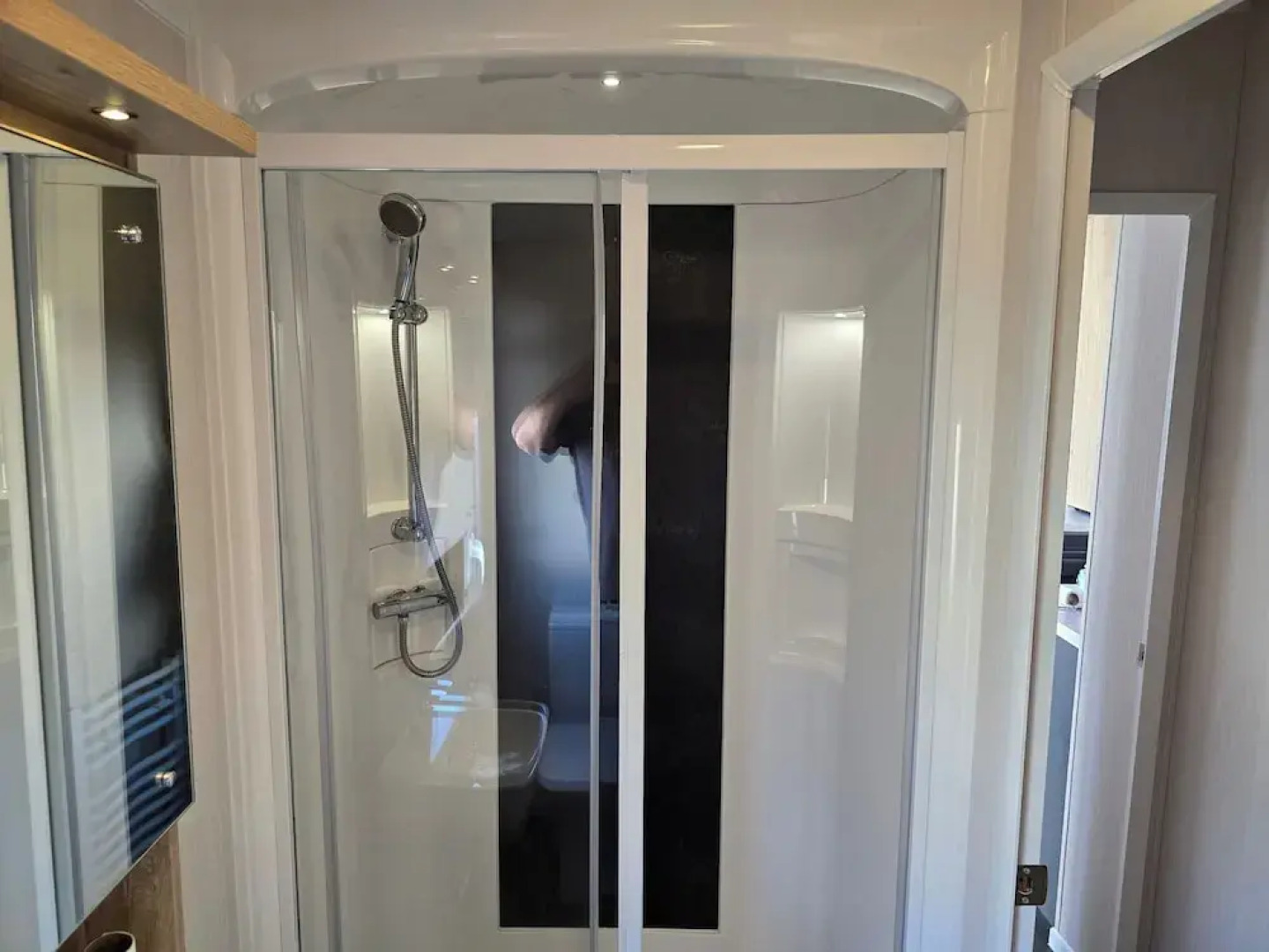 3 Bed-sleeps 8-free Parking-5 Min to Beach