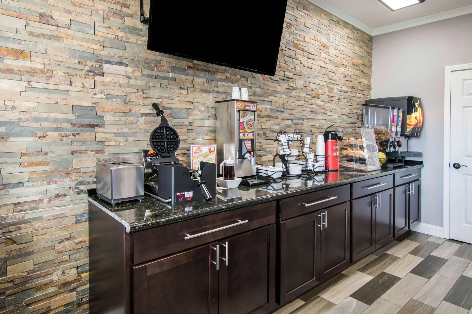 Super 8 by Wyndham Perry National Fairground Area I-75